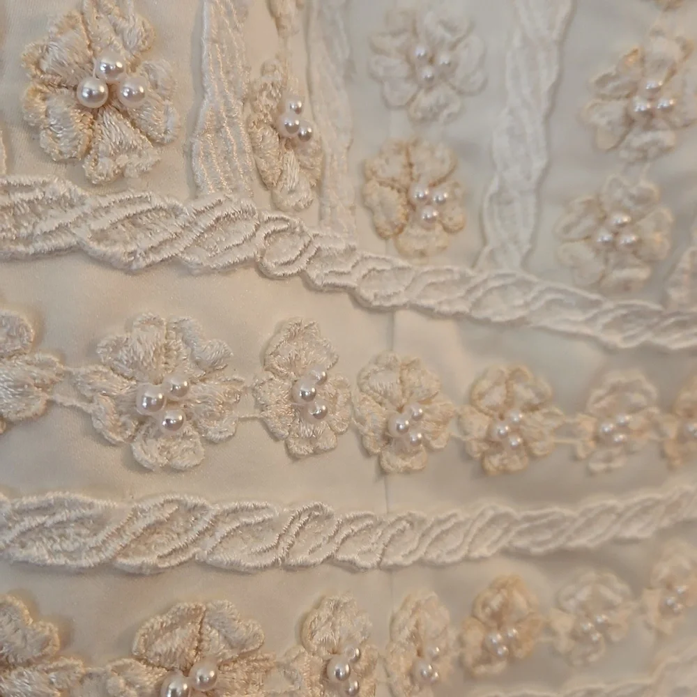 Vintage Sweetheart Gowns Daisy Chain A-Line Wedding Dress - Picture 4 of 8